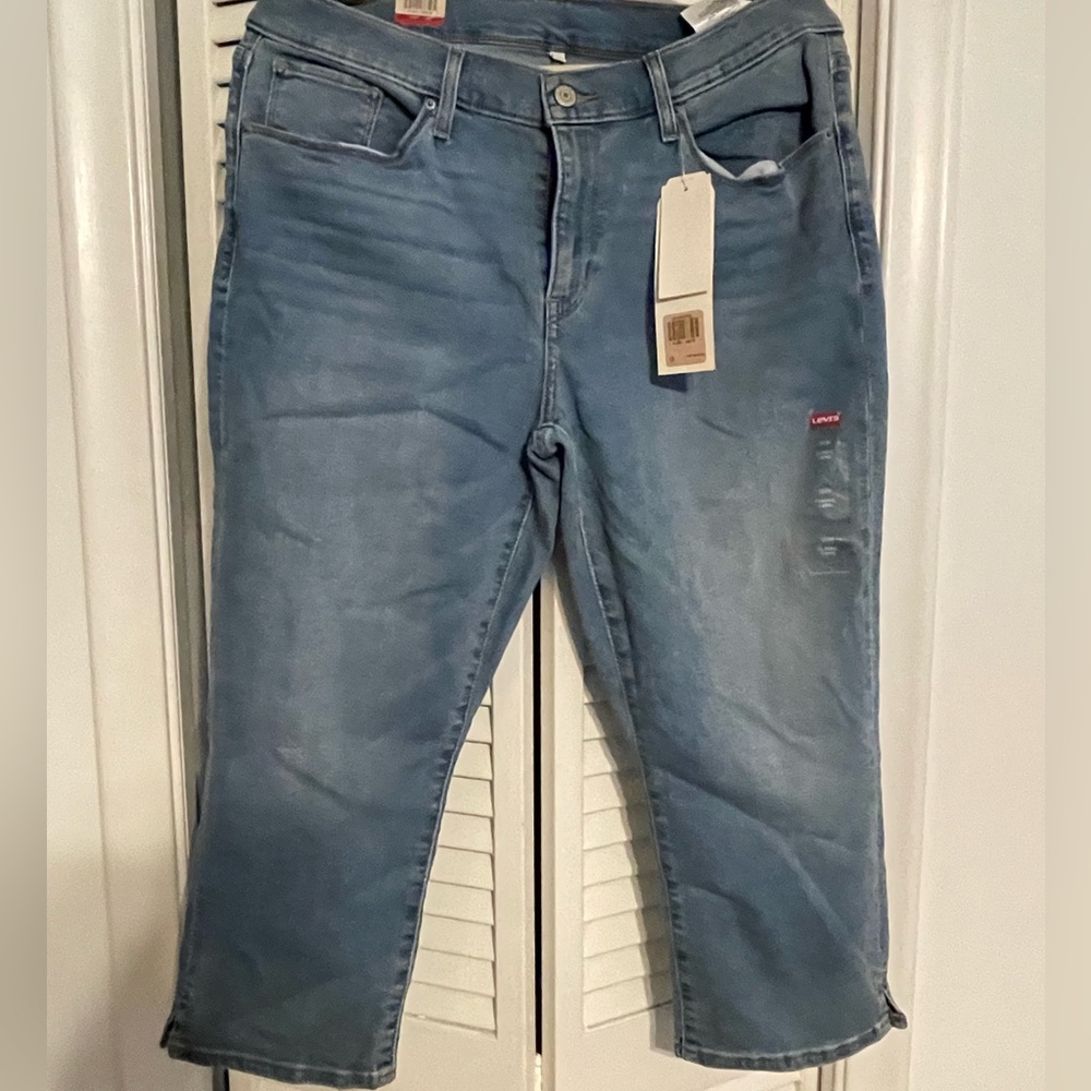 Levi’s Women’s Capri Jeans - NWT - size 12